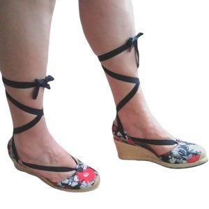 ANDREA SHOES Floral heeled size 6.5 with platform and espadrille wedge with lace